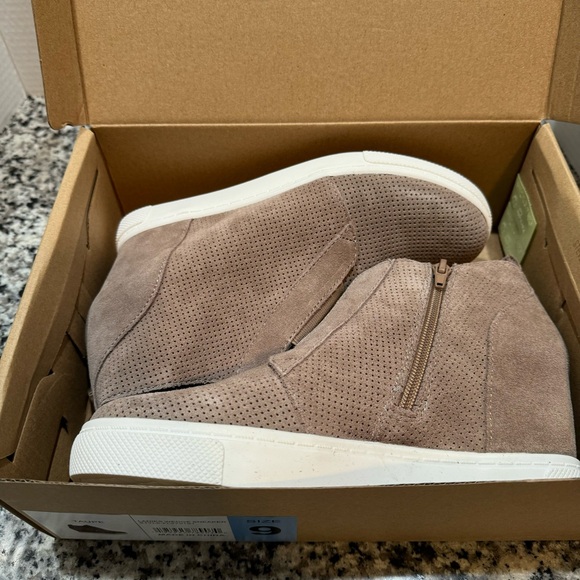 Steve Madden Taupe Suede Women's Wedge High Sneaker New With Box Size 9 - Picture 2 of 13